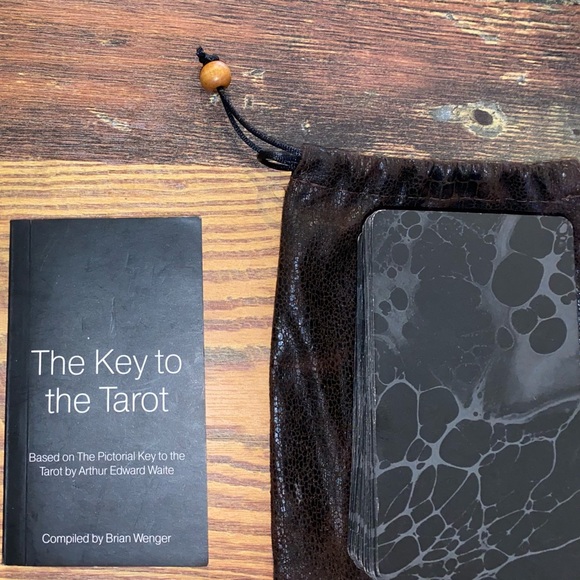 The Black Key to The Tarot + drawstring carrying tarot bag - Picture 1 of 2